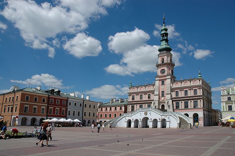 800px-Ratusz_Zamosc